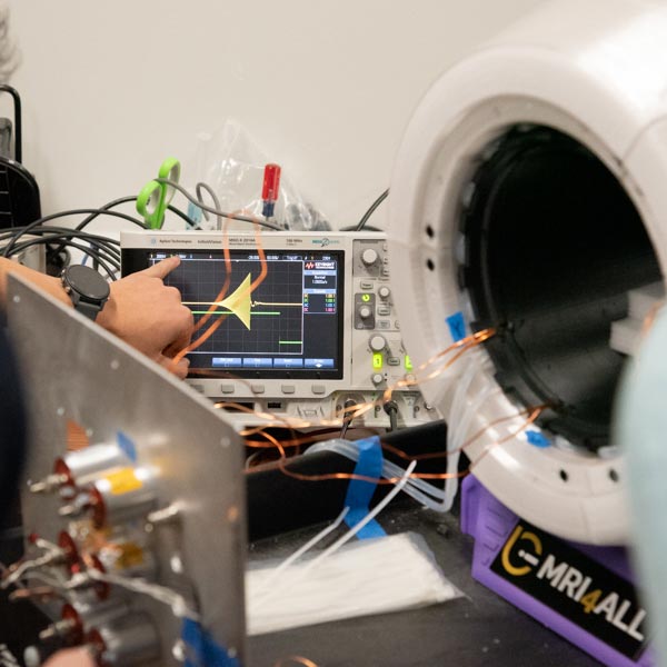 An oscilloscope seen showing a traingle-shaped wave form in NYU Langone's low-field laboratory.